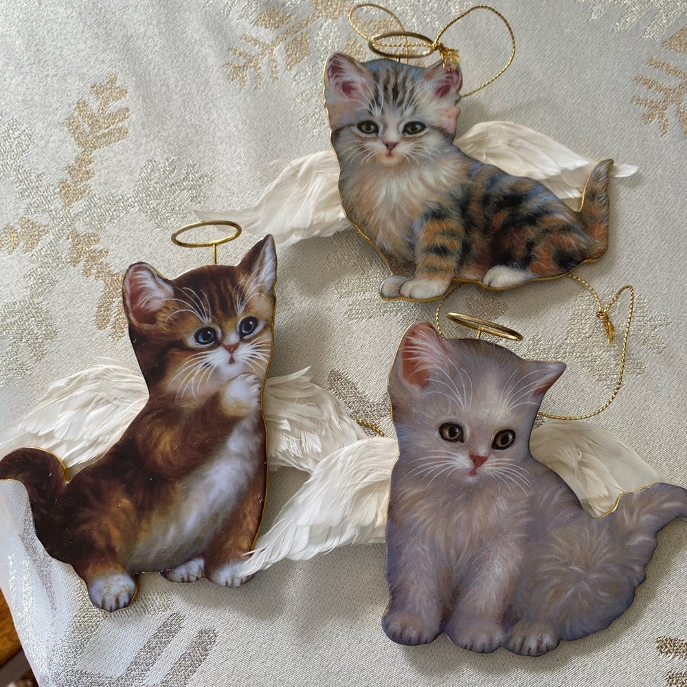 Second Issue in the Purr-fect Little Angels Ornament Collection.
